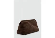 Bolso tipo sobre de cuero vacuno color marrón oscuro, con diseño minimalista y cierre superior.