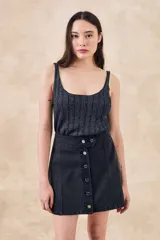 Minifalda gris de jean con botones plateados al frente.