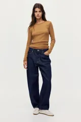 Remera entallada de punto de algodón acanalado color tostado, con manga larga y cuello redondo.