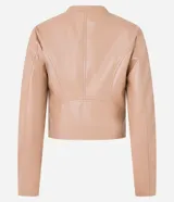 Campera básica de cuero sintético (PU) color marrón oscuro, con cuello redondo, cierre frontal y recortes decorativos. Cuenta con mangas largas y bolsillos con cierre.