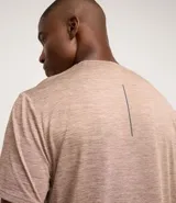 Remera deportiva masculina de manga corta con cuello redondo, confeccionada en tejido técnico con tecnología Dry para mayor transpirabilidad. Presenta detalles reflectantes en los hombros y un diseño liso en color verde melange.