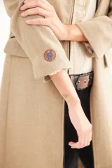 Tapado de lana gris con cuello mao y detalles en pana. Presenta un corte recto, bolsillos delanteros y tajos laterales para mayor comodidad.