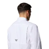 Camisa de manga larga Columbia para hombre, diseñada para actividades al aire libre y pesca. Presenta cuello clásico con cierre a presión, dos bolsillos frontales con solapa, mangas enrollables con trabillas y aberturas de ventilación. Confeccionada con tecnología de repelencia a manchas y agua.