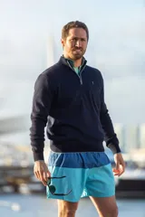 Sweater azul marino de hilo, con cuello alto y medio cierre frontal.