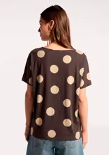 Blusa de manga corta con cuello redondo, confeccionada en tejido ligero con estampado de rayas verticales en tonos azul marino y celeste sobre fondo blanco.