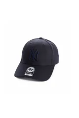 Gorra de béisbol estructurada con visera curva y cierre ajustable. Presenta el logo de los New York Yankees bordado en relieve en la parte frontal y el logo de la marca 47 en el lateral.