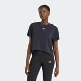 Remera deportiva New Balance de manga corta y cuello redondo, color negro, con corte relajado y ligeramente más corto a la altura de la cadera. Presenta el logo NB bordado en el pecho.