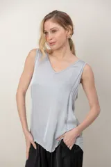 Musculosa de satén color fucsia, con escote en V y diseño holgado sin mangas.