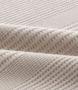 Remera color arena de corte regular, cuello redondo y manga corta. Tejido con textura vertical.