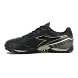 Championes de fútbol Diadora modelo Sky TF, color negro con detalles en gris oscuro. Presentan un diseño con cordones, suela con tapones para césped sintético y logo de la marca en el lateral.