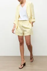 Short de lino color marrón topo, con cintura elástica y botón frontal.