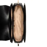 Cartera tipo bandolera Guess modelo Carrie, color negro, con diseño de solapa redondeada y cierre frontal. Presenta herrajes metálicos dorados, incluyendo el logo de la marca en el centro y una correa combinada de cuero sintético y cadena.
