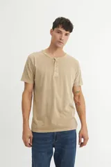 Remera básica color beige con cuello redondo y tapeta de botones.