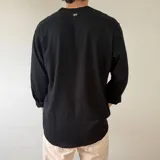Camisa de lino manga larga de color blanco, con cuello mao y cierre frontal con botones.