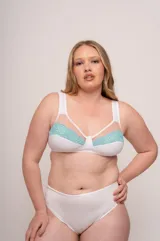 Bombacha de tiro alto confeccionada en lycra blanca y puntilla color agua, con detalle de tiras cruzadas en la parte trasera.