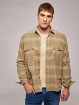 Sobrecamisa beige a cuadros negros y verdes, de manga larga y corte recto.