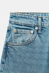 Jeans Z1975 de tiro alto y pernera recta con cinco bolsillos, cierre frontal con cremallera y botón, en color celeste claro lavado.