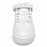 Zapatillas Airwalk urbanas color blanco, con cordones y tira de velcro ajustable en la parte superior con el nombre de la marca grabado. Presentan perforaciones en la puntera y diseño de caña baja.