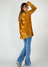 Camisa amplia de terciopelo color gris plomo, con cuello mao y cierre frontal con botones.