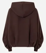 Hoodie de color marrón oscuro con diseño voluminoso tipo globo, capucha con cordón de ajuste, mangas largas abullonadas con pliegues y bolsillo canguro frontal.