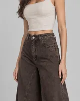 Pantalón jean color marrón oscuro, de corte wide leg y estilo relajado.