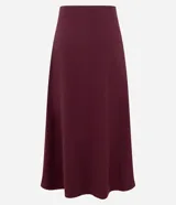 Pollera midi evasé negra, confeccionada en bengalina, con un recorte horizontal en la parte delantera.