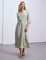 Vestido maxi color verde claro, marca Emma & Michele. Cuello a la base y escote en V. Manga larga de largo regulable con presilla y botón.