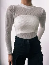 Body de red con cuello alto y mangas largas.