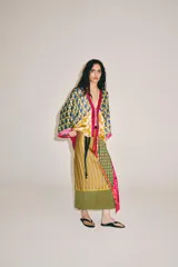 Kimono de viscosa con estampado multicolor de flores y patrones geométricos, escote en V, mangas tres cuartos y cierre frontal con tiras para anudar.