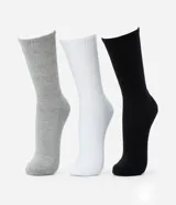 Kit de tres pares de medias deportivas de caña larga, confeccionadas en tejido de algodón suave. Incluye un par en color gris, uno en blanco y uno en negro.