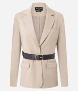Blazer sastre color beige, de corte estructurado y calce al cuerpo, con solapa clásica, bolsillos con solapa en los laterales, bolsillo superior y cierre frontal de un botón.
