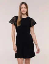 Vestido corto azul de seda fría elastizada, con mangas cortas de encaje calado, lazo para ajustar en la cintura y ruedo con volado plisado.