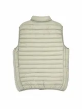 Chaleco acolchado tipo puffer, color negro, con cierre frontal completo, cuello alto y bolsillos laterales con cierre.