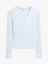 Sweater de punto trenzado Tommy Hilfiger de color celeste, con cuello en V, manga larga y detalles de canalé en el cuello, los puños y el bajo. Incluye el logo bordado en el pecho.