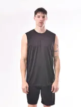 Musculosa deportiva negra de corte clásico.