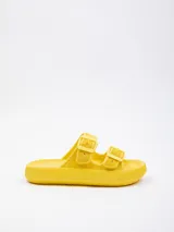 Sandalias amarillas de goma con plataforma de 4 cm y dos tiras con hebilla sobre el empeine.