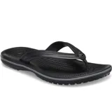 Ojotas Crocband Flip de Crocs, color verde militar con una línea blanca en la entresuela. Diseño ligero con tira superior de TPU y plantilla con textura de masajes.