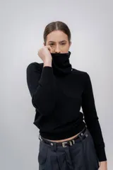 Cuello tipo polera confeccionado en cashmere negro.