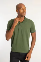 Camisa polo de manga corta en color verde militar, confeccionada en algodón pima. Presenta cuello clásico, cierre frontal con botones y un pequeño logo bordado en el pecho.