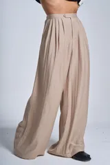Pantalón sastrero blanco de corte palazzo, con cintura alta, elástico en la parte trasera y botón frontal.