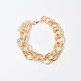 Collar dorado de eslabones gruesos.