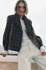 Chaqueta corta de Zara Woman Collection, confeccionada en mezcla de algodón con estampado de cuadros. Presenta cuello solapa de muescas, cierre frontal cruzado con botones, mangas largas con trabillas y bolsillos delanteros.