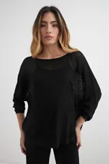 Sweater negro de tejido de punto calado, con escote barco y mangas tres cuartos de corte amplio.