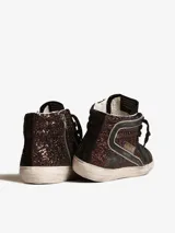 Zapatillas de caña alta Golden Goose modelo Slide, color marrón con glitter, detalles en cuero negro y estrella distintiva de la marca en el lateral.