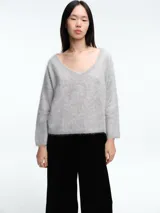 Sweater de textura peluda con escote en V, manga larga y corte recto, confeccionado en tejido suave.