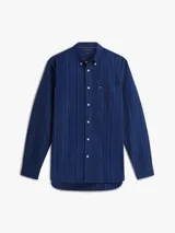 Camisa azul oscuro de corte regular con patrón de raya diplomática blanca y roja, confeccionada en puro algodón Oxford. Cuenta con cuello abotonado, cierre frontal con botones, bolsillo de parche en el pecho con logo bordado y mangas largas con puños abotonados.