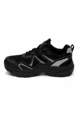 Zapatilla deportiva chunky color negro con detalles reflectantes grises, confeccionada en malla y material sintético, con suela gruesa de goma.