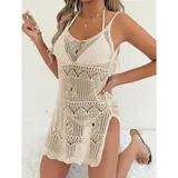 Vestido corto de playa color blanco, confeccionado en tejido calado con diseño geométrico y floral. Es de corte recto al cuerpo, sin mangas, con escote redondo y un tajo lateral.