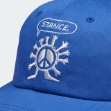 Gorra azul de algodón con logo de la marca bordado en verde en el frente.