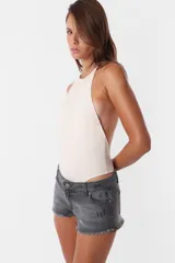 Short de jean gris oscuro, tiro medio, con ruedo desflecado, pasacintos, cierre y botón metálico. Tiene bolsillos delanteros y traseros.